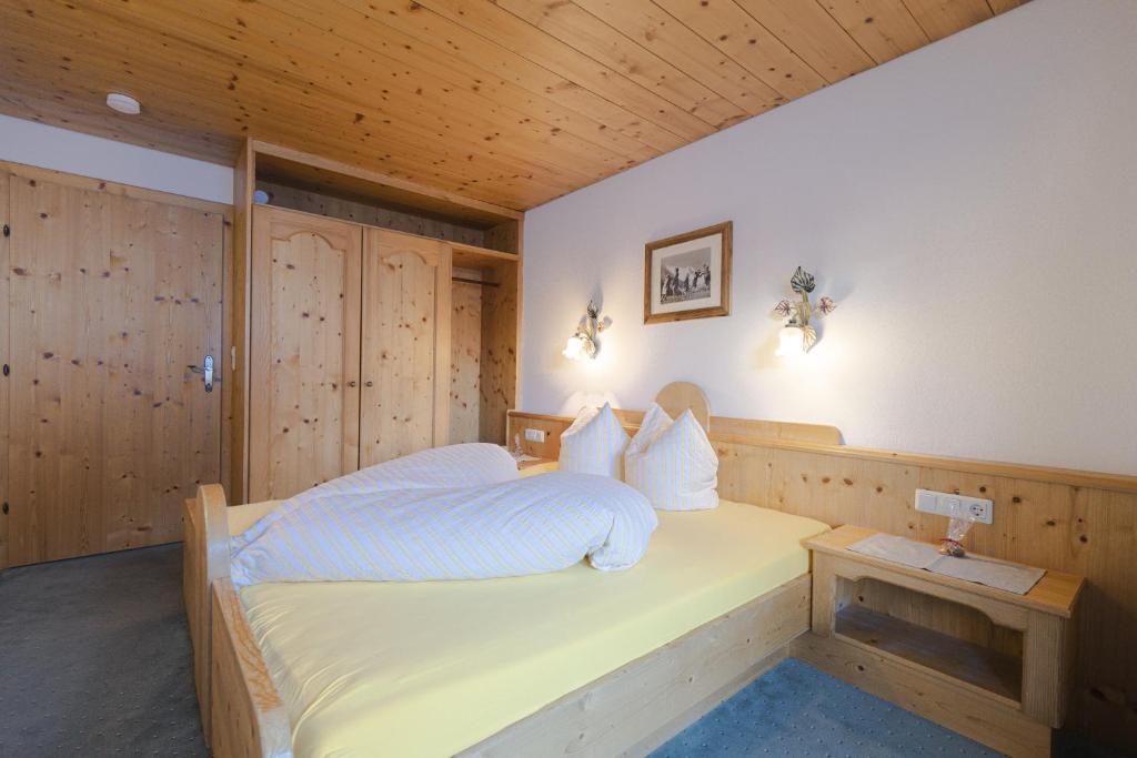 Postel nebo postele na pokoji v ubytování Ausserwieserhof