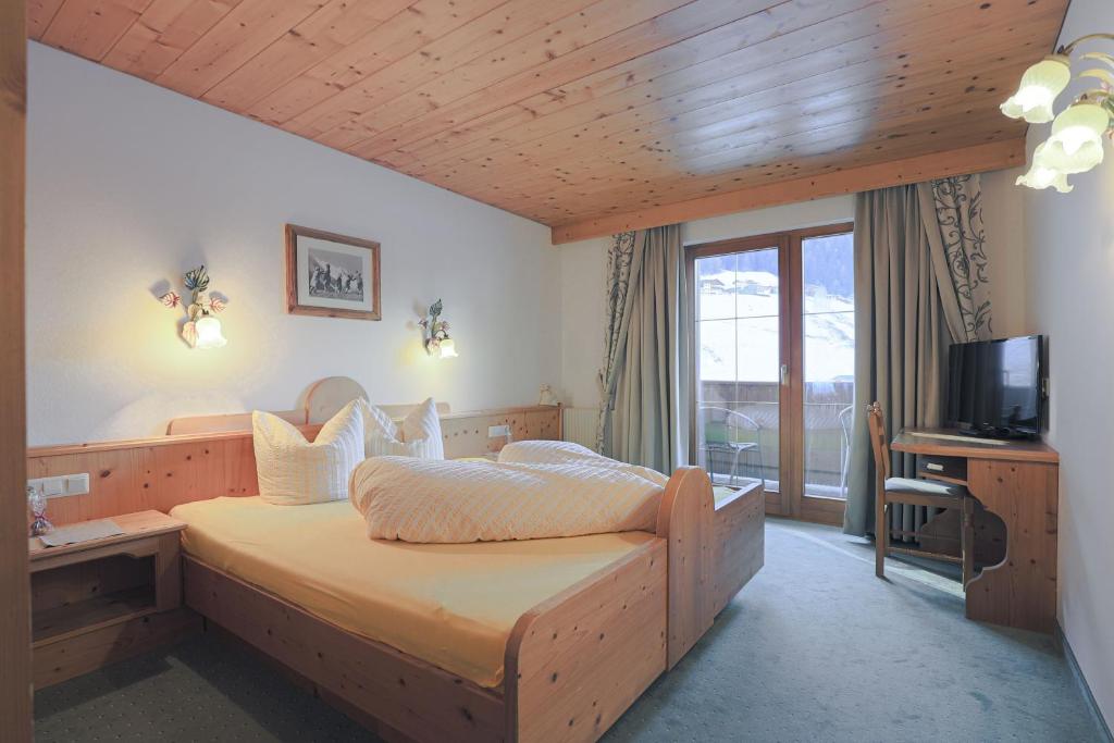 Postel nebo postele na pokoji v ubytování Ausserwieserhof