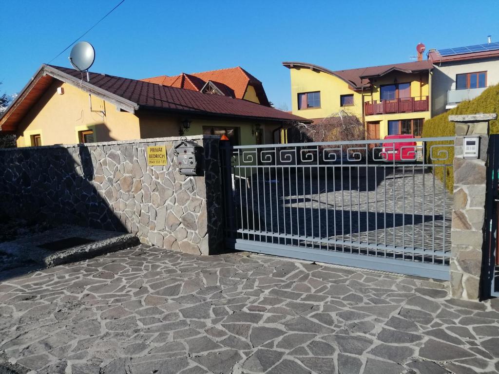 Budova, v ktorej sa dovolenkový dom nachádza