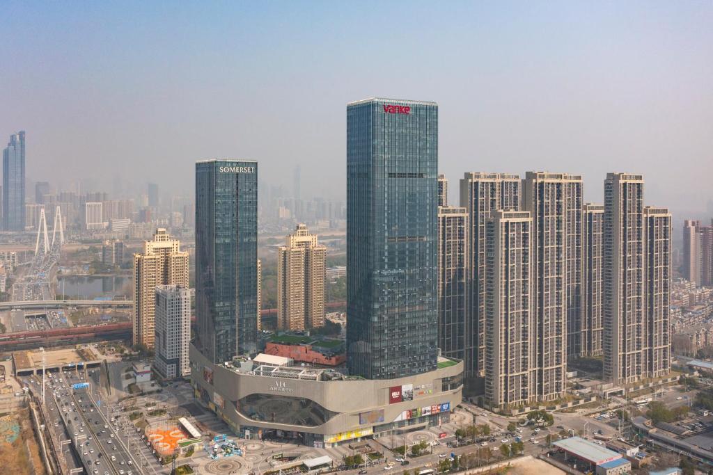 um grupo de edifícios altos em uma cidade em Somerset Future Center Wuhan em Wuhan