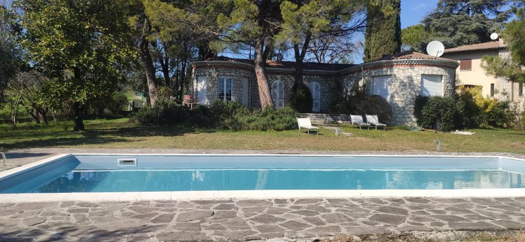 una piscina di fronte a una casa di Villa Sofia a San Felice del Benaco