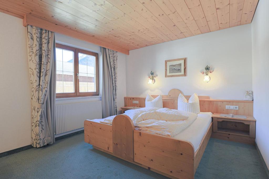 Postel nebo postele na pokoji v ubytování Ausserwieserhof