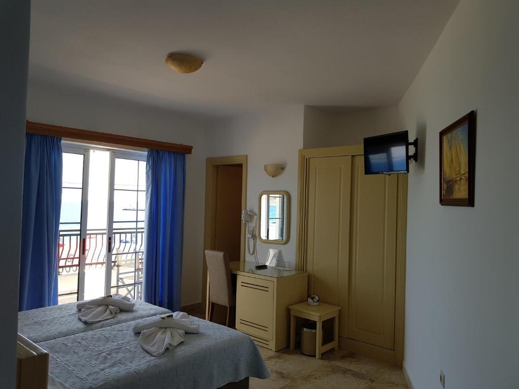 Postel nebo postele na pokoji v ubytování Filoxenia Hotel Monemvasia