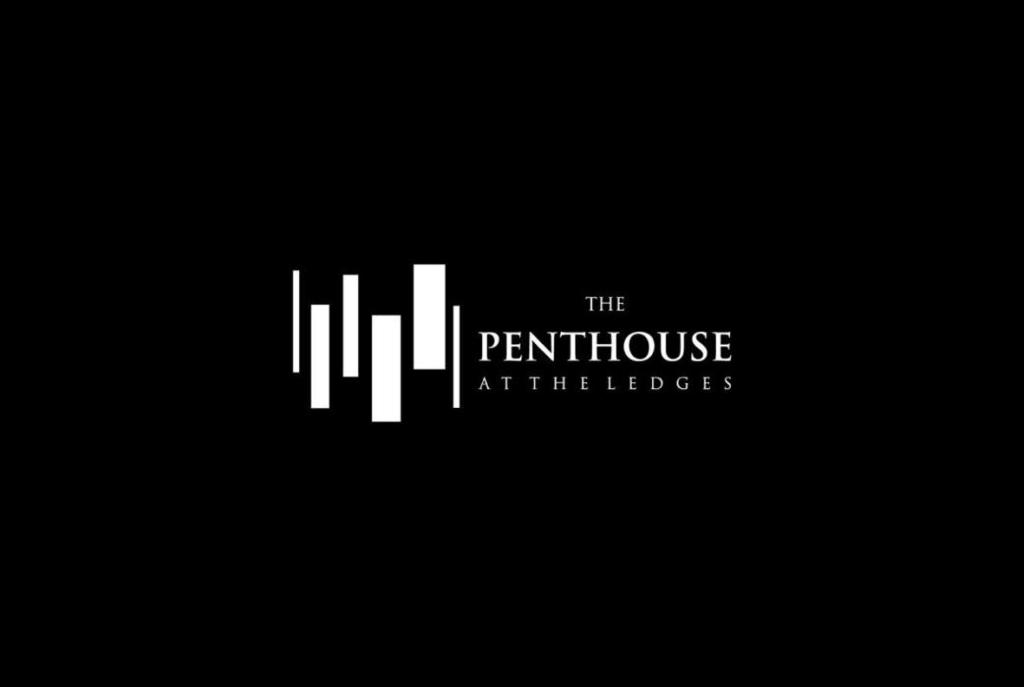 ein Logo für das Stichhaus an den Hecken in der Unterkunft The Penthouse at The Ledges in St. George
