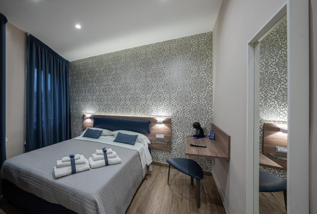 una camera d'albergo con letto e sedia di Famalu apartments a Napoli