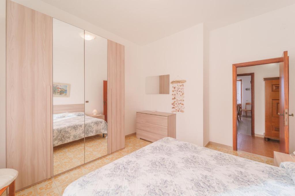 Postel nebo postele na pokoji v ubytování Casa Fiorella a Pomonte -Goelba