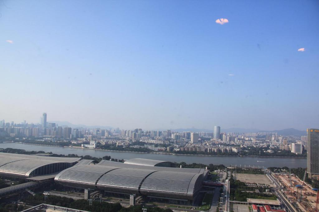 une vue sur un stade avec une ville en arrière-plan dans l'établissement Guangzhou Xing Yi International Apartment - Poly World Branch, à Canton
