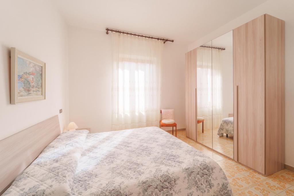 Postel nebo postele na pokoji v ubytování Casa Fiorella a Pomonte -Goelba