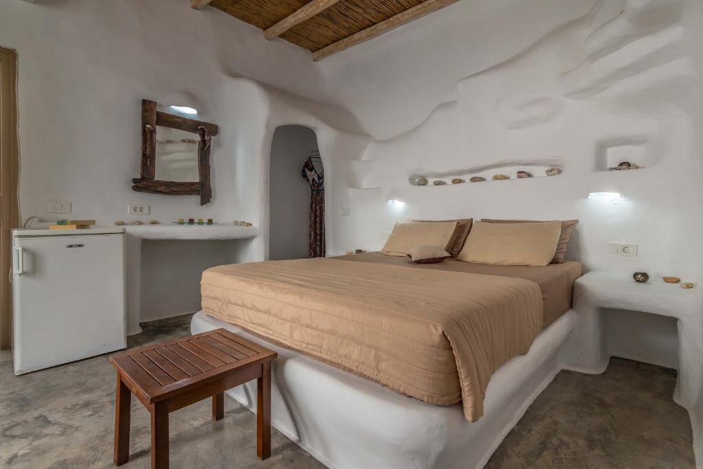 um quarto branco com uma cama e uma mesa em moments rooms em Adamas