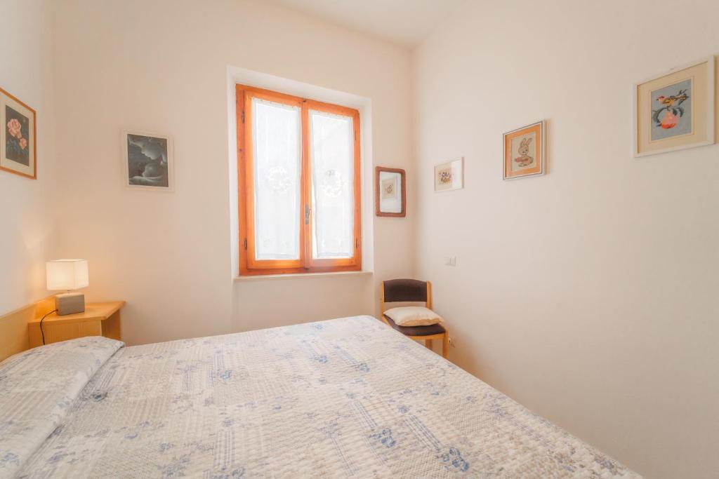 Postel nebo postele na pokoji v ubytování Casa Fiorella a Pomonte -Goelba