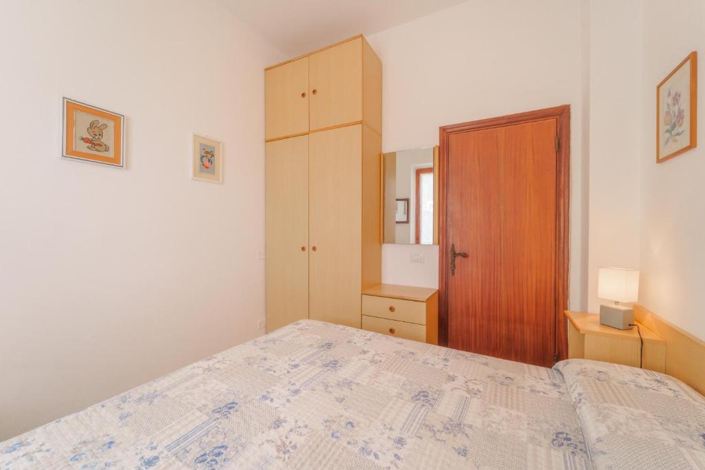 Postel nebo postele na pokoji v ubytování Casa Fiorella a Pomonte -Goelba