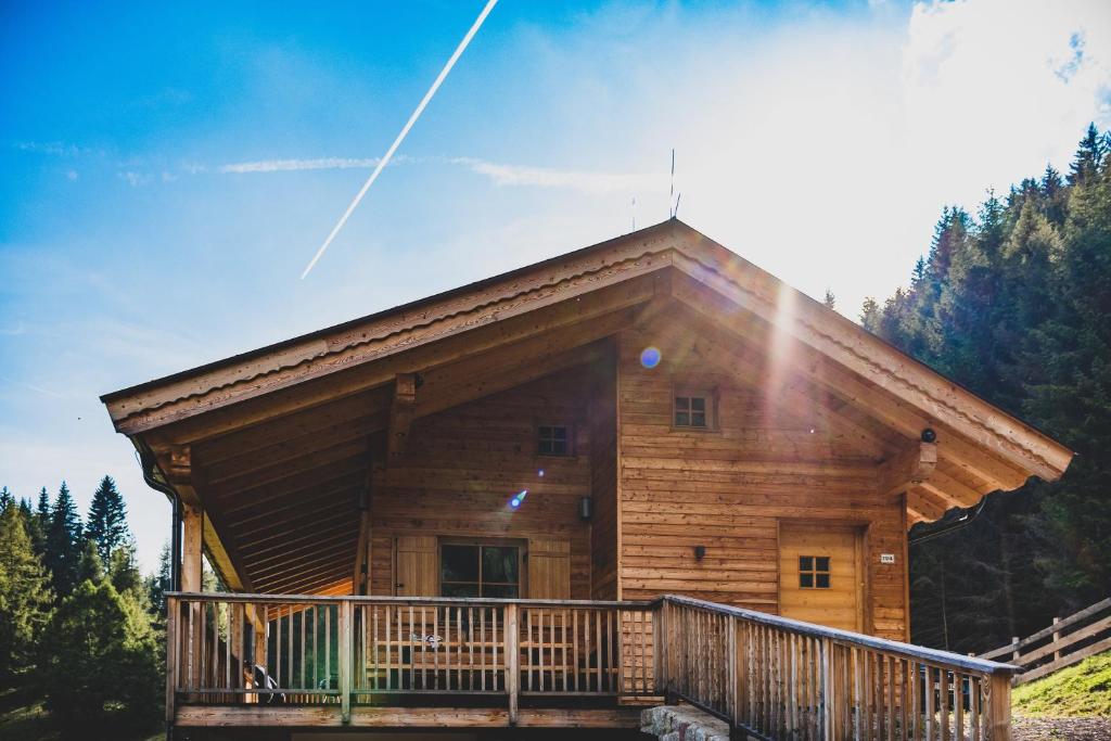 Cette cabane en rondins dispose d'un grand balcon dans les bois. dans l'établissement Karlshütte, à Avelengo