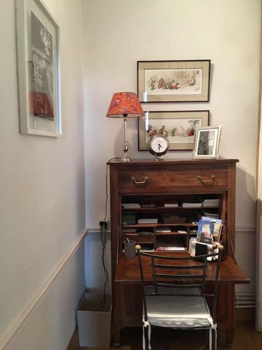 biurko z lampką i krzesłem w pokoju w obiekcie CHARMING FLAT IN HISTORICAL CENTRE w mieście Dijon