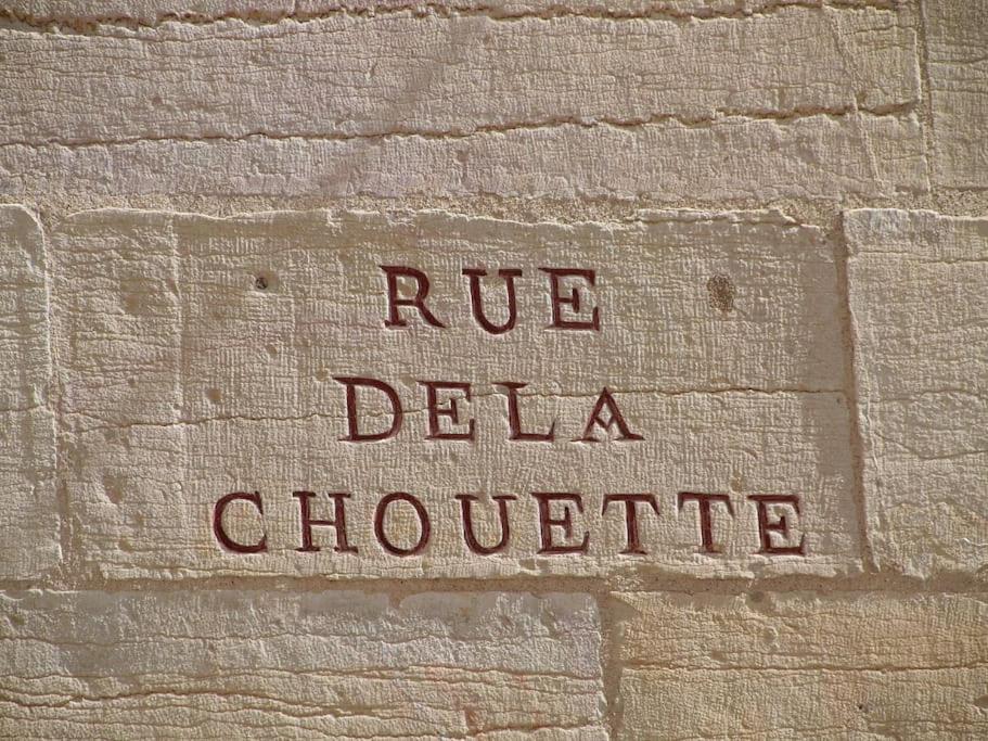 a brick wall with the wordsrue delia choco at CHARMING FLAT IN HISTORICAL CENTRE in Dijon