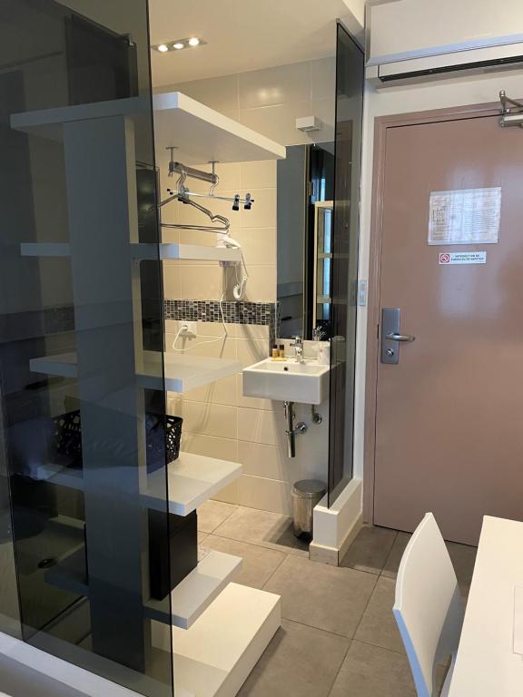 y baño con lavabo y ducha. en Hôtel Anna Livia, en Cannes
