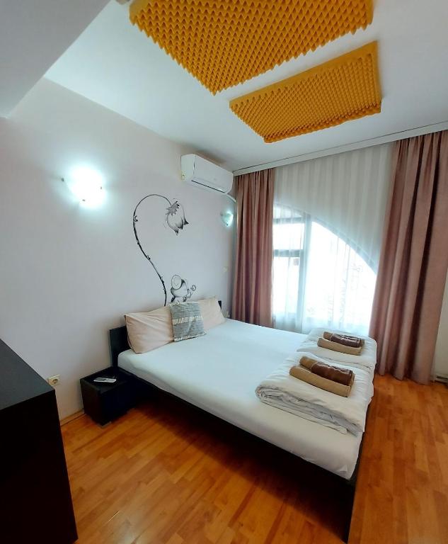 Postel nebo postele na pokoji v ubytování The Bulevard Hotel