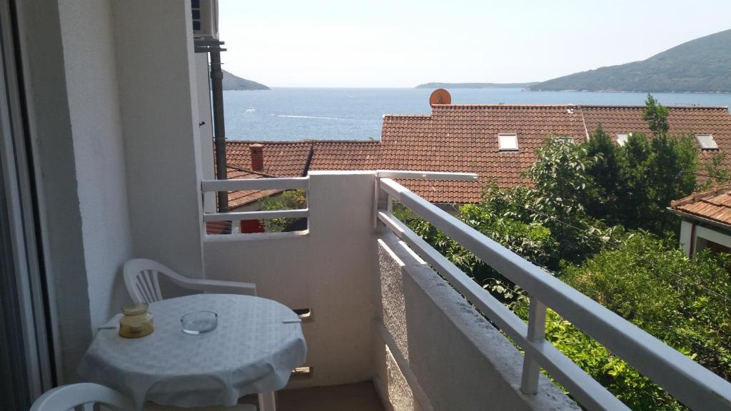 balcón con mesa y vistas al océano en Jasna Herceg Novi, en Herceg-Novi
