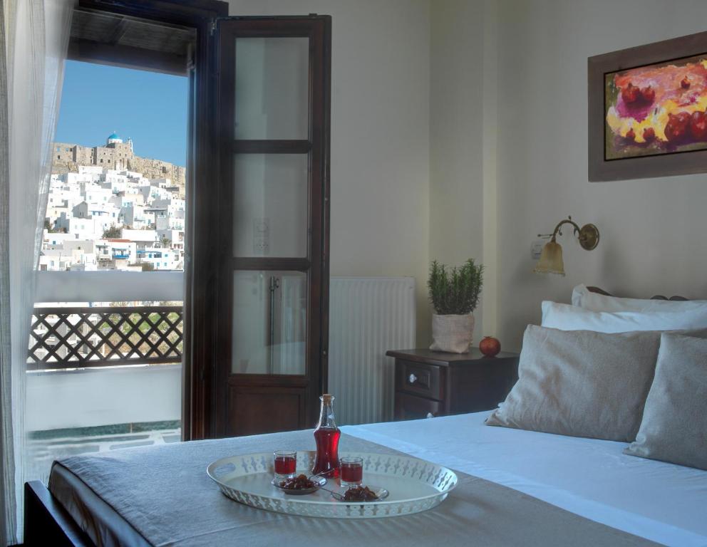Postel nebo postele na pokoji v ubytování Kallichoron Art Boutique Hotel