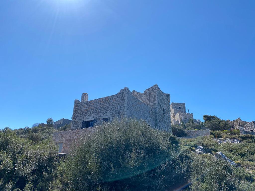 an old castle on top of a hill at Taenarioum antico in Páliros