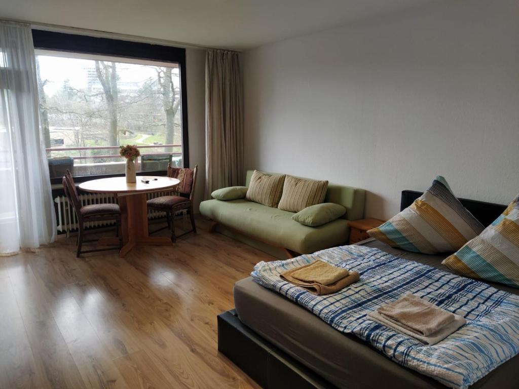 sala de estar con sofá y mesa en B211 Gemütliches Appartement für Urlauber und Berufsreisende en Lahnstein