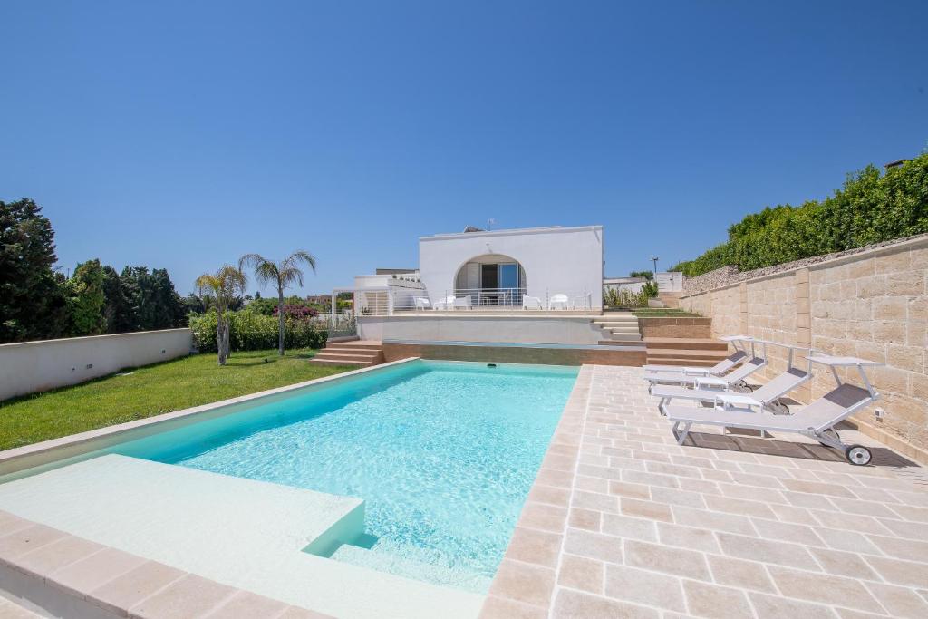 une villa avec une piscine et une maison dans l'établissement Villa Arca by RivedelSalento, à Otrante