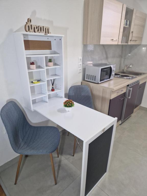 cocina con mesa blanca y 2 sillas en B-TIM Apartment en Velika Gorica
