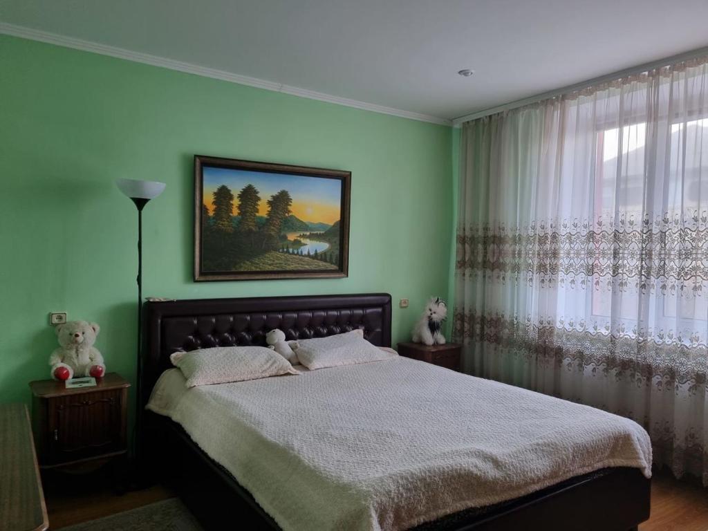 - une chambre avec un lit et une peinture murale dans l'établissement TKHOUSE, à Ialoveni