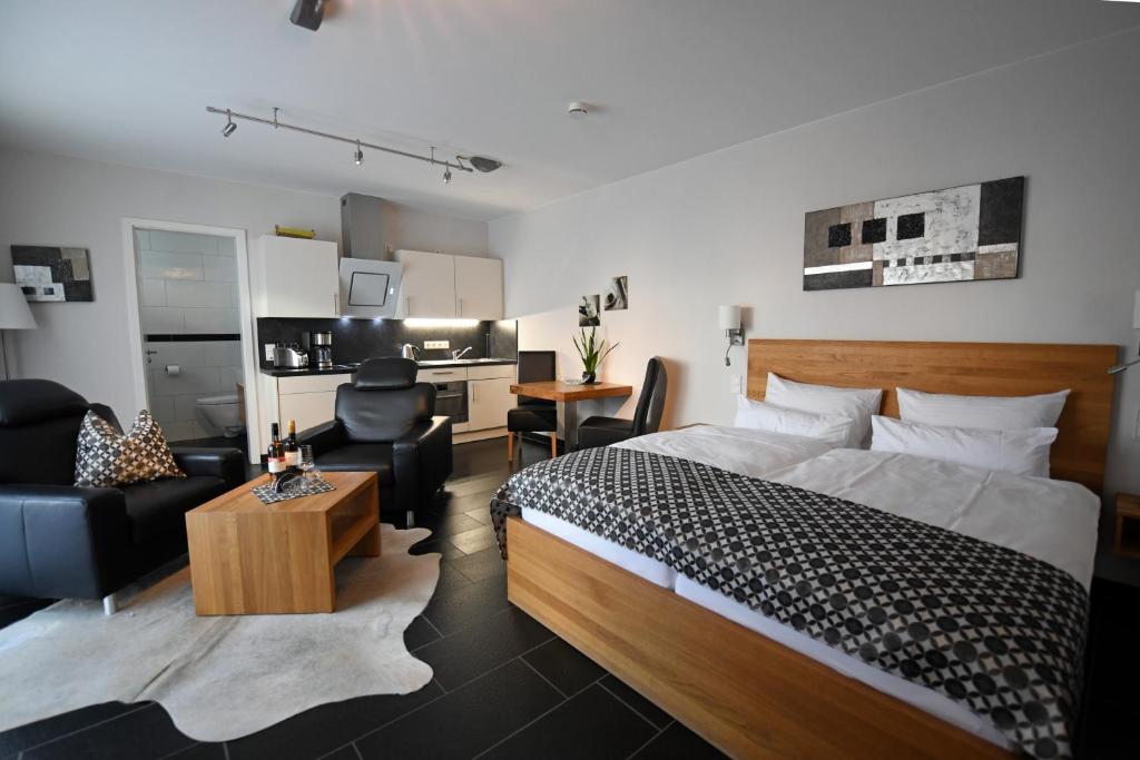 1 dormitorio con 1 cama y sala de estar en Weingut Heinen, en Longuich