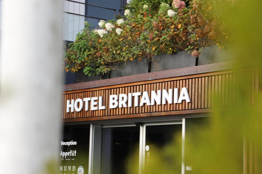 エスビャウにあるHotel Britanniaの建物正面のホテルブリタニア看板