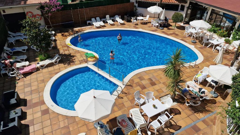 Bazén v ubytování Hotel Mireia nebo v jeho okolí