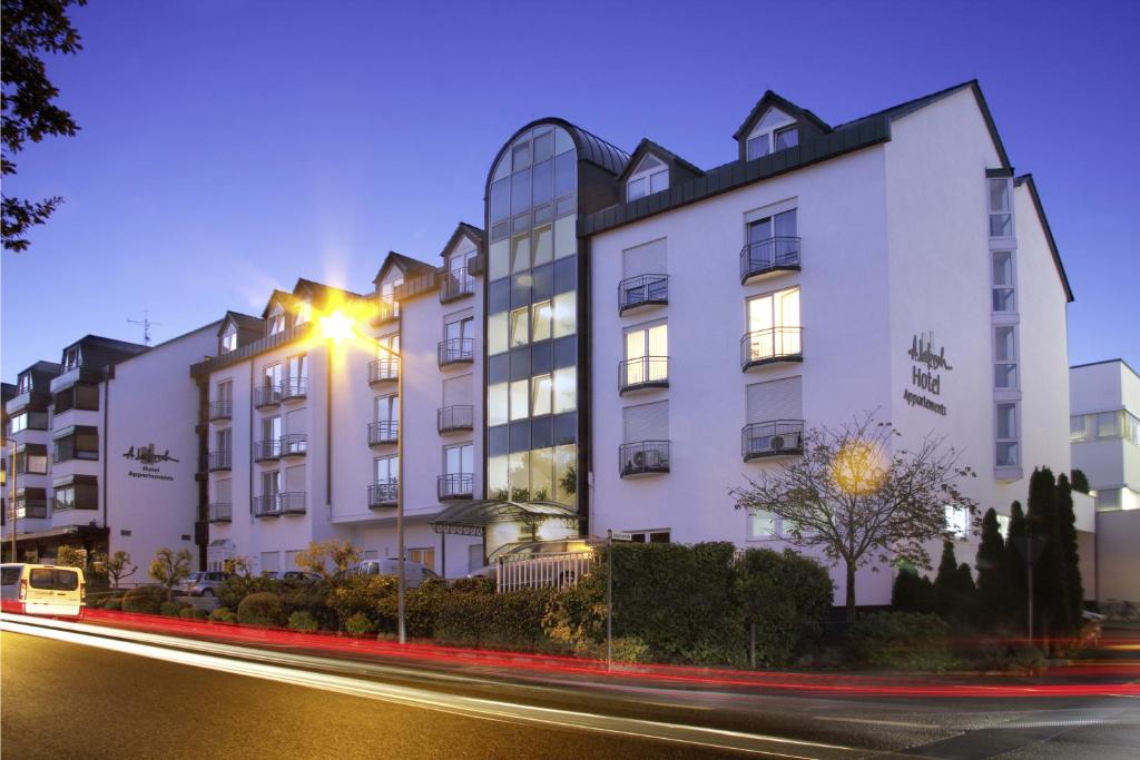 un edificio con una calle delante de él en Hotel Apartment Laforsch en Dreieich