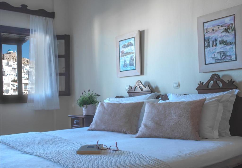 Postel nebo postele na pokoji v ubytování Kallichoron Art Boutique Hotel