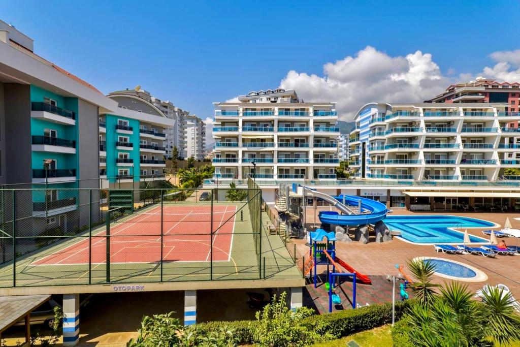um campo de ténis numa cidade com edifícios em SA Apartments! Crystal Family Suites em Alanya
