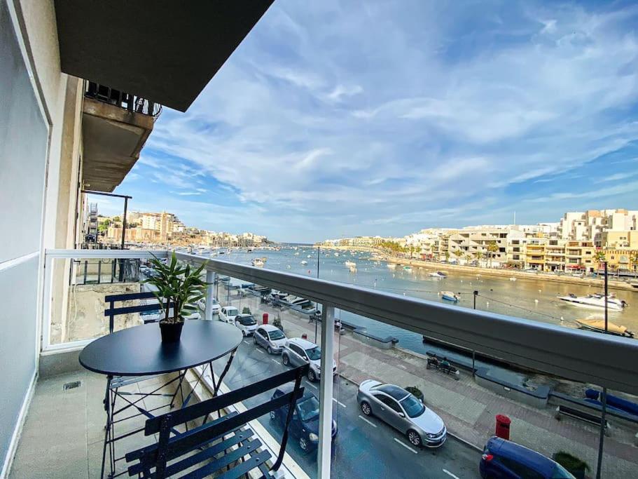 マルサスカーラにあるSea front 3rd floor Apartment in Marsaskala by Soleaの駐車場の景色を望むバルコニー