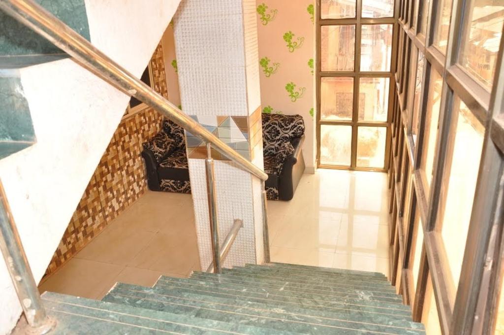 schody prowadzące do pokoju z oknem w obiekcie Sky Cottage Matheran w mieście Matheran