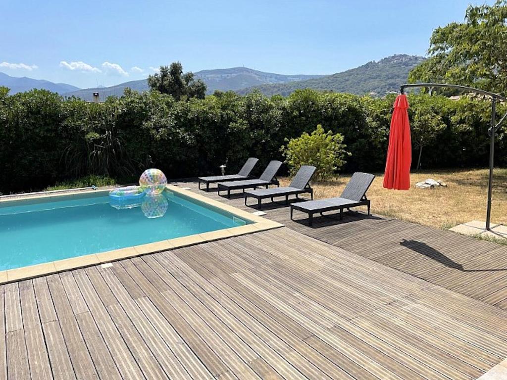Baseinas apgyvendinimo įstaigoje Villa de 4 chambres avec piscine privee jardin clos et wifi a Borgo arba netoliese