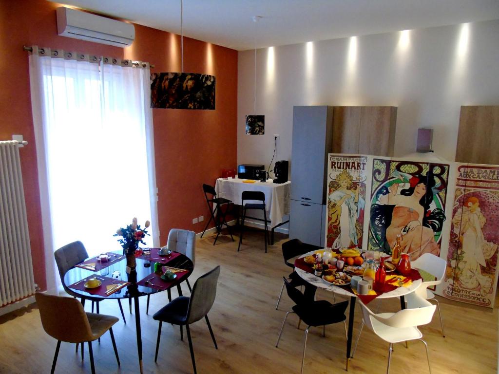 sala de estar con 2 mesas y nevera en Massimo Luxury Rooms en Palermo