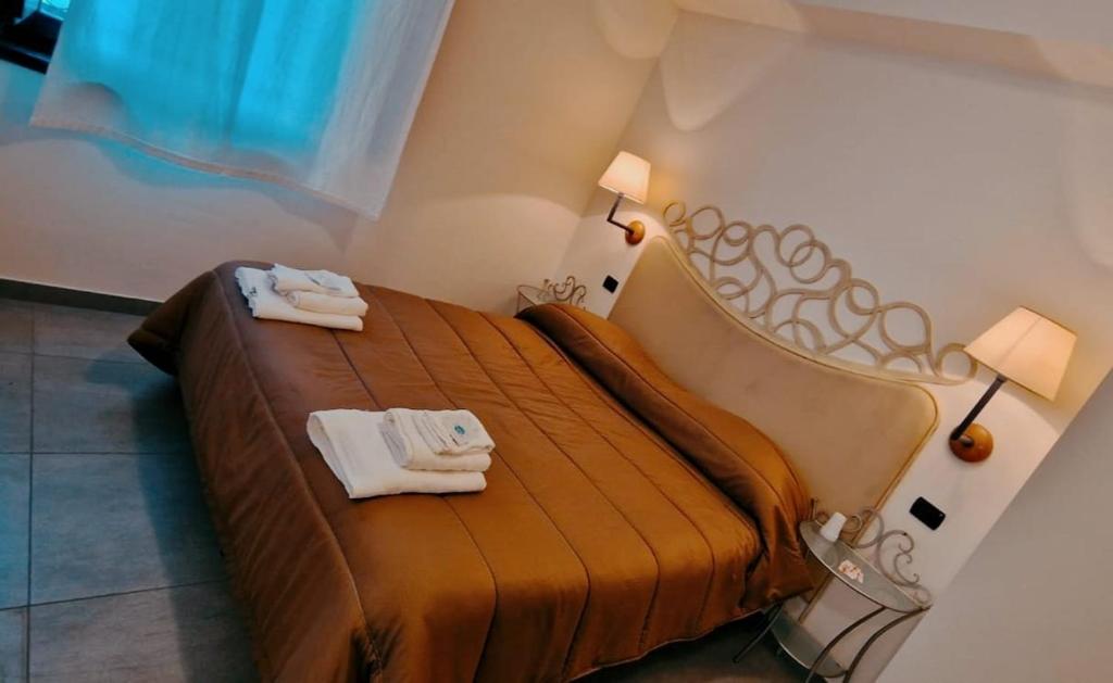 sypialnia z łóżkiem z ręcznikami w obiekcie Casa di fiore bad and breakfast w mieście San Giovanni in Fiore