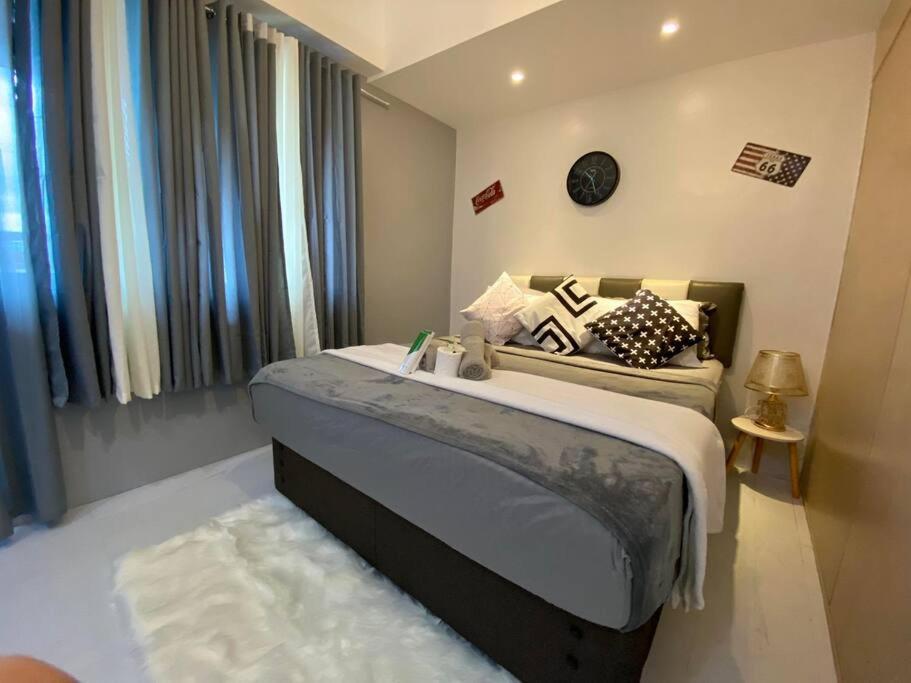 Ліжко або ліжка в номері Luxury large Apartment in Makati 816