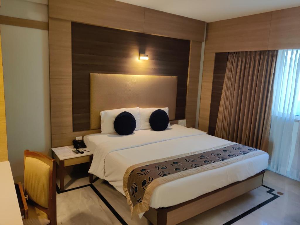 Postel nebo postele na pokoji v ubytování JP Chennai Hotel