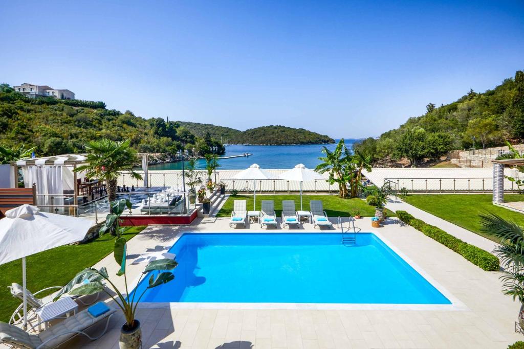 una piscina con vista sull'acqua di Villa Andriana Karvouno Villas a Sivota
