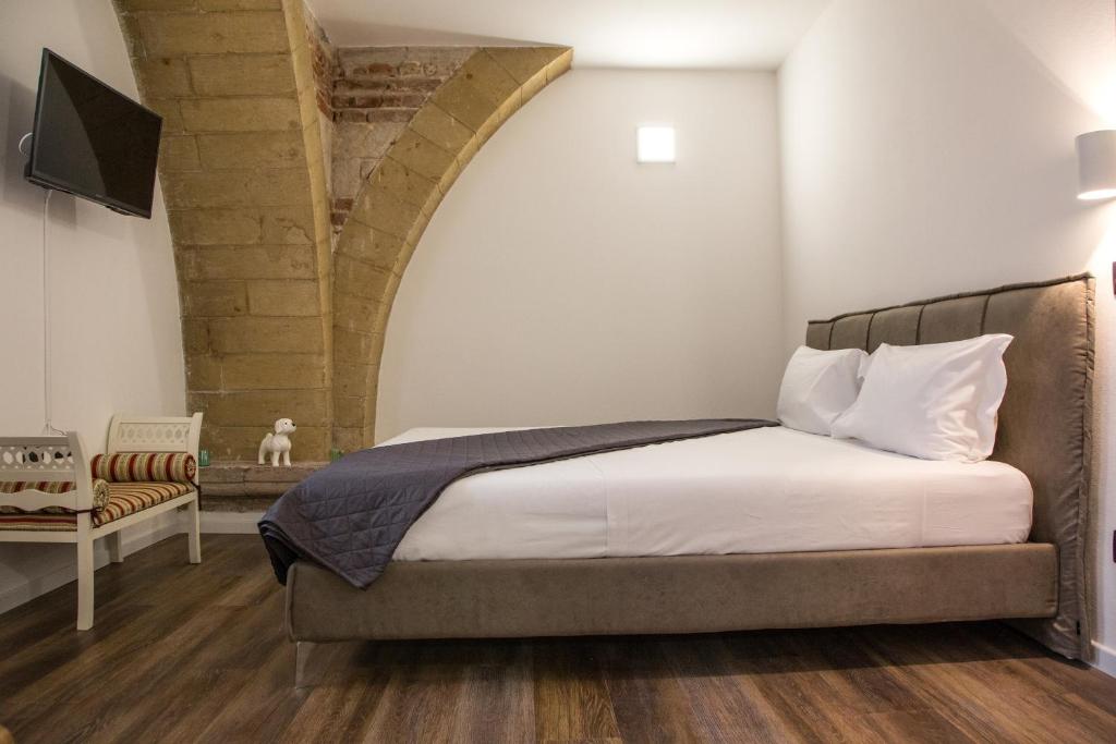 A bed or beds in a room at Aurelia Luxury - Piazza delle Erbe