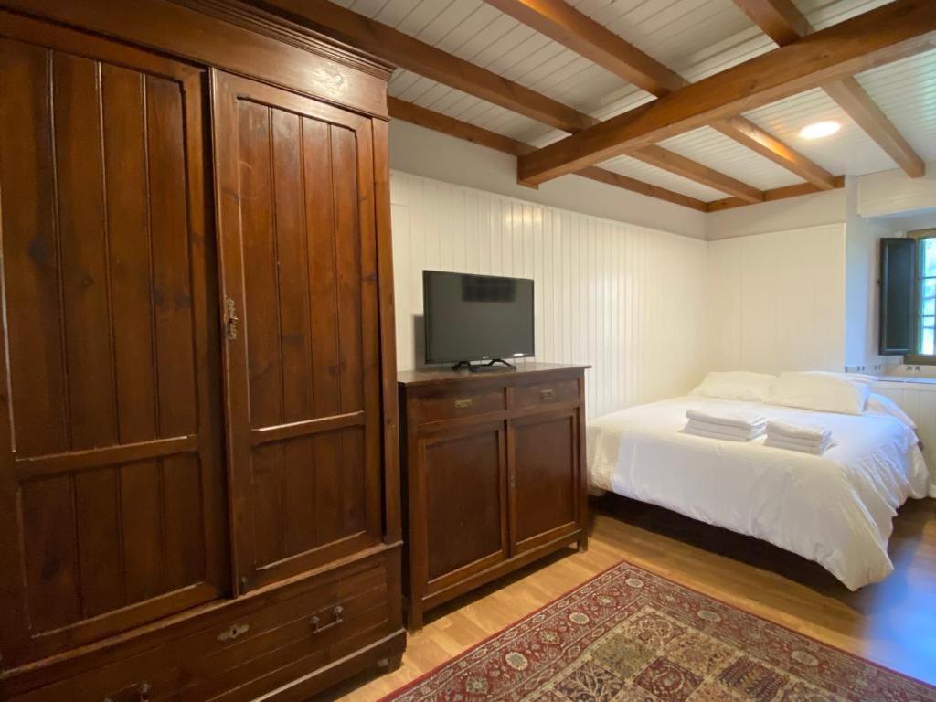 Apartamentos Les Casines De San Martin con Aparcamiento y Wifi Incluido tesisinde bir odada yatak veya yataklar