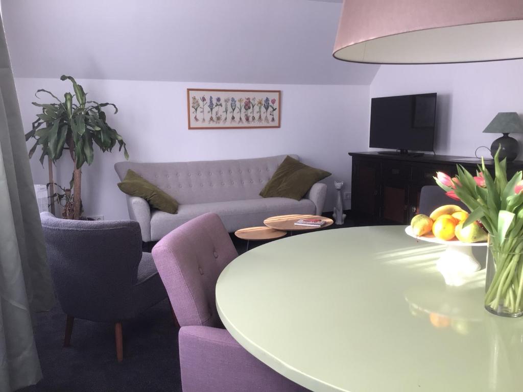 - un salon avec une table et un canapé dans l'établissement Dicht bij zee, à Heiloo