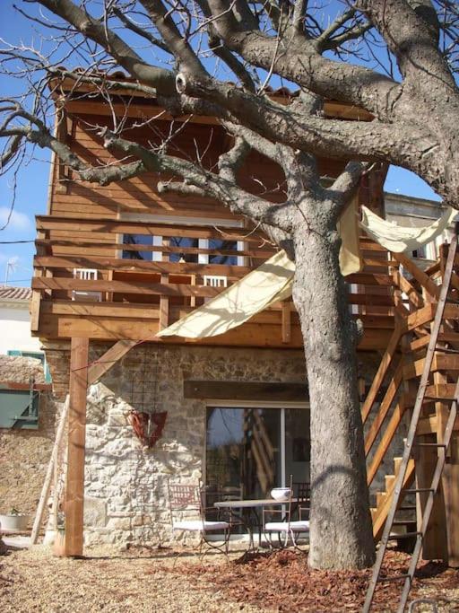 une maison en construction à côté d'un arbre dans l'établissement Un havre de paix, à Aigues-Vives