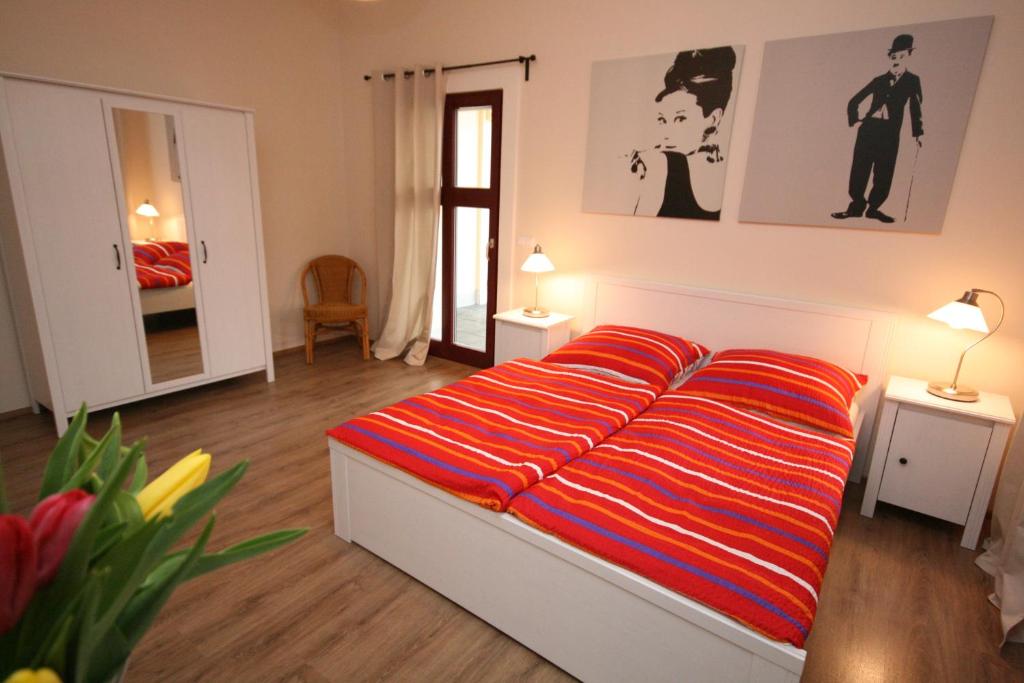 ゲルリッツにあるPension Albaのベッドルーム1室(ベッド1台、ランプ付きテーブル2台付)