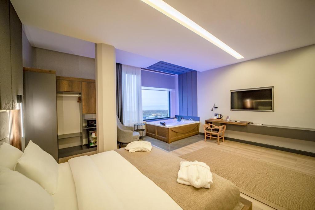 Телевизор и/или развлекательный центр в Aksular Hotel