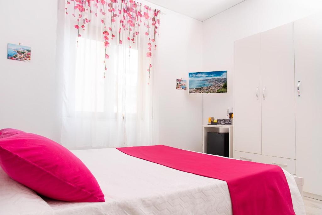 Postel nebo postele na pokoji v ubytování Stanza Tasso - De Vivo Realty Sorrento