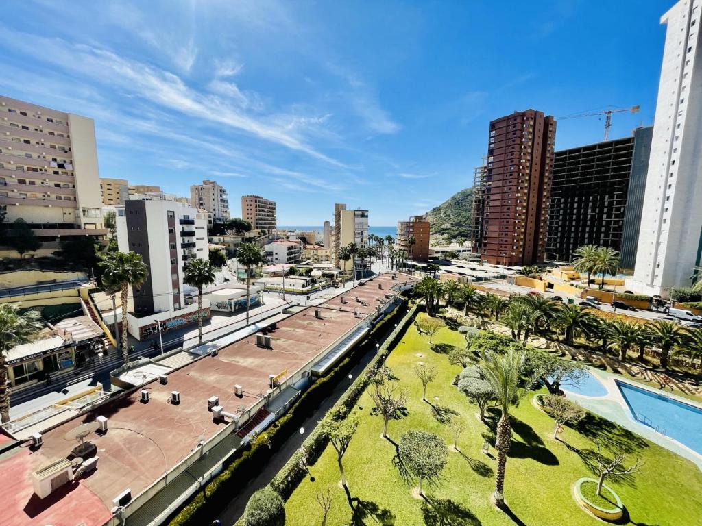 vistas a una ciudad con edificios y un parque en A866 - Calasol - 2004 Finestrat s.l., en Cala de Finestrat