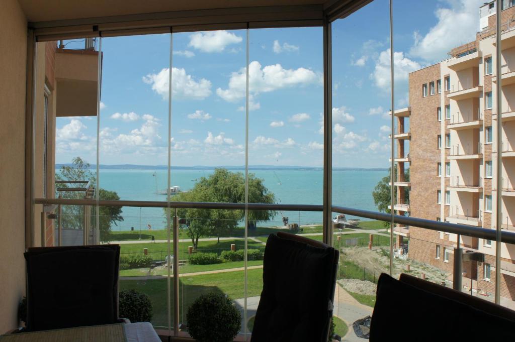 vistas al océano desde una ventana del edificio en Galerius Happy Family Apartman Siófok, en Siófok